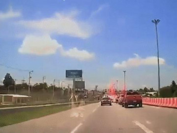 Xe bán tải chuyển làn khiến ôtô trở tay không kịp