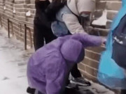 Clip Eva - Tranh cãi việc khách trượt ngã khi du lịch Vạn Lý Trường Thành lúc tuyết rơi