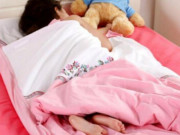 Sức khỏe - Không để trẻ ngủ như thế này vào mùa đông, bỏ ngay 4 thói quen kẻo con ốm suốt ngày