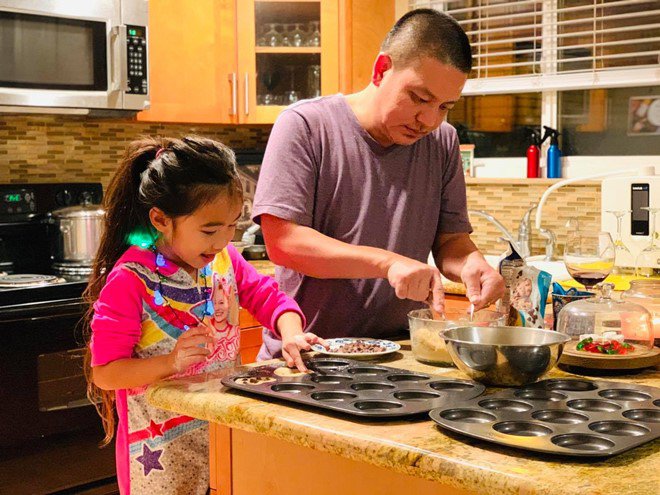 Chồng Việt kiều hì hụi làm bánh cùng con gái, phản ứng của con riêng Kim Hiền mới đáng bàn - 1
