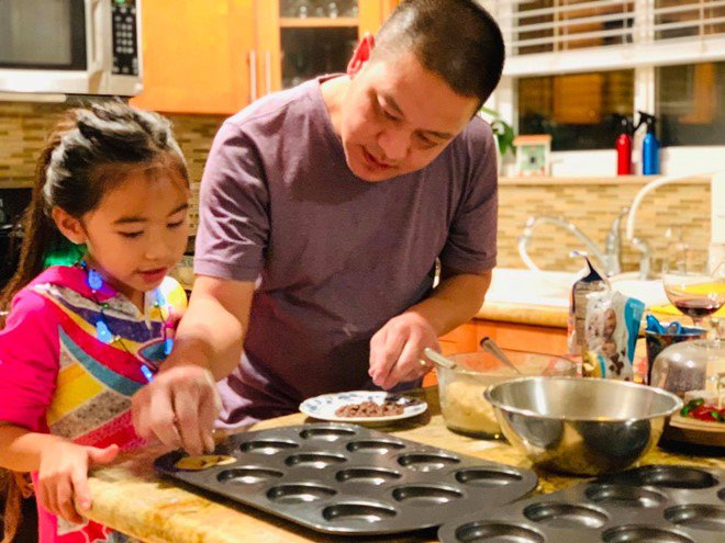 Chồng Việt kiều hì hụi làm bánh cùng con gái, phản ứng của con riêng Kim Hiền mới đáng bàn - 7