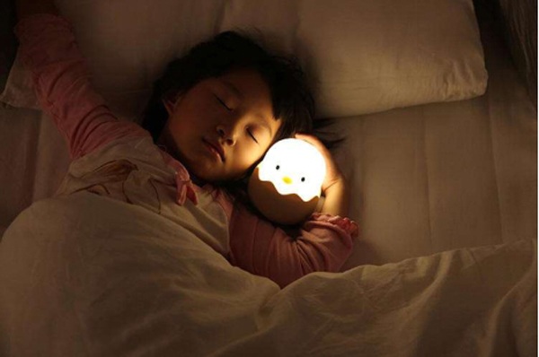 Không chỉ ánh sáng điện thoại, 3 loại ánh sáng này khiến trẻ rất nhanh hỏng mắt cần tránh ngay - 1