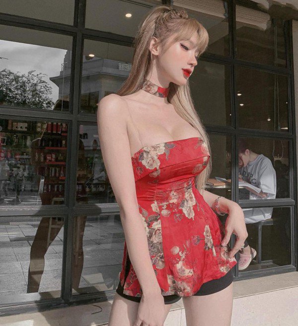 Chán mặc đồ, hotgirl 9K che ngực bằng chiếc khăn mỏng manh - 6