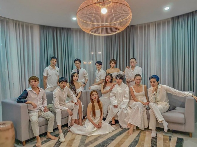 Hội bạn thân Đông Nhi liên tục vướng nghi vấn amp;#34;dao kéoamp;#34;: người cằm nhọn hoắt, người vẹo cả mũi - 1