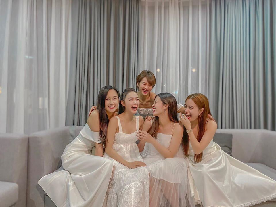 Hội bạn thân Đông Nhi liên tục vướng nghi vấn amp;#34;dao kéoamp;#34;: người cằm nhọn hoắt, người vẹo cả mũi - 2