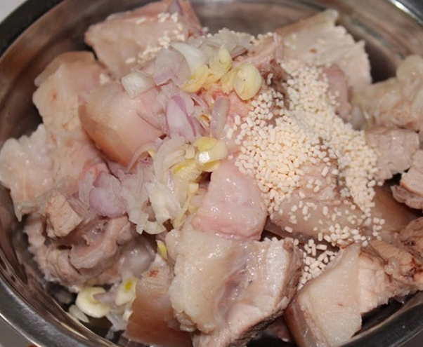 Thịt kho trứng cút ngon đậm đà đưa cơm với cách làm đơn giản - 3
