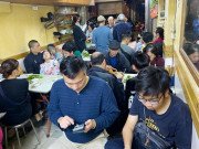 Xem ăn chơi - Quán phở xào bột đao độc nhất phố Cổ mỗi ngày bán hơn 300 đĩa dù giá cao ngất ngưởng