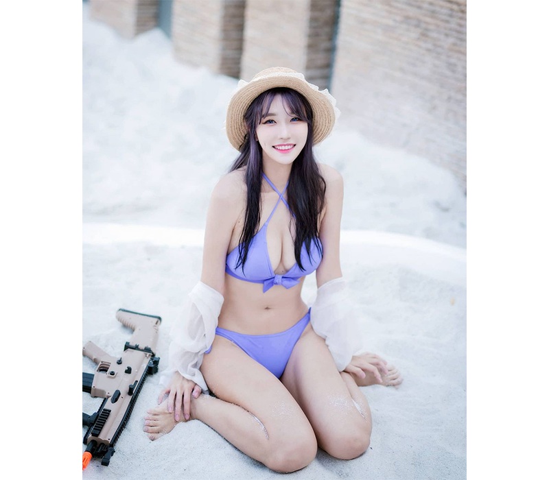 Arin thậm chí còn không ít lần “đốt mắt” dân mạng bằng những hình ảnh diện bikini cắt hở mạnh tay, khoe trọn đường cong vóc dáng.
