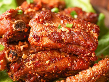 Chán xào chua ngọt, đem sườn xóc tỏi ớt lại được món ngon khiến hàng xóm cũng thèm