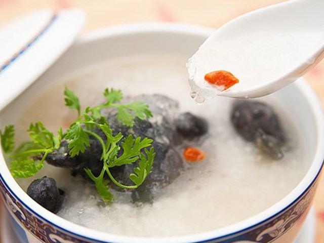 Hướng dẫn cách nấu cháo gà ác hạt sen cho bé ăn dặm