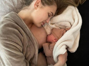 Bà bầu - Vạch áo cho con bú hở cả bầu ngực, thiên thần nội y được dân tình "thả tim" tới tấp