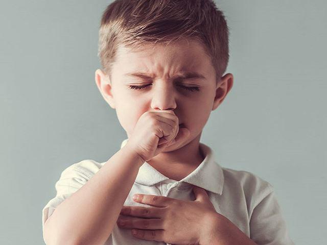 Bé bị ho khan từng cơn phải làm sao?