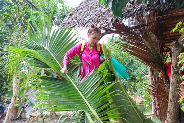 Lột hết quần áo đắt đỏ, dàn Hoa-Á hậu làm váy áo từ lá cây, hoa vườn đẹp đỉnh - 9