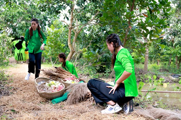 Lột hết quần áo đắt đỏ, dàn Hoa-Á hậu làm váy áo từ lá cây, hoa vườn đẹp đỉnh - 1