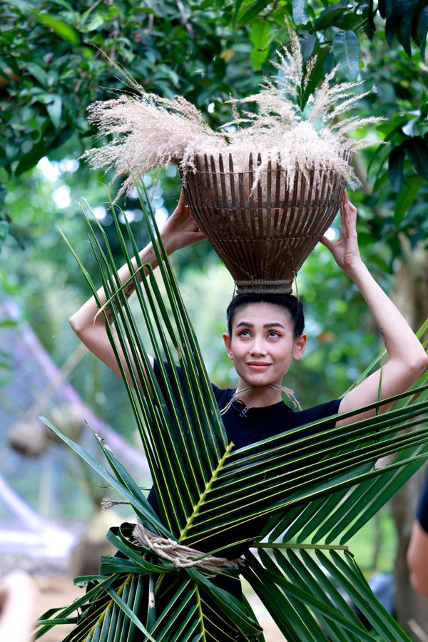 Lột hết quần áo đắt đỏ, dàn Hoa-Á hậu làm váy áo từ lá cây, hoa vườn đẹp đỉnh - 11