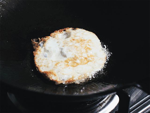 Ốp trứng dùng dầu nóng hay lạnh đều sai, đầu bếp mách cách khiến trứng ngon, tròn trịa