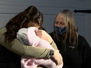 Tin tức - Hy hữu: 2 mẹ con sinh con cách nhau 2 tháng, 2 đứa trẻ sơ sinh là chị em ruột