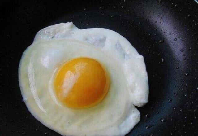 Ốp trứng dùng dầu nóng hay lạnh đều sai, đầu bếp mách cách khiến trứng ngon, tròn trịa - 1