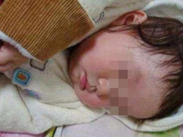 Con sốt cao, mẹ chồng sợ cháu lạnh vẫn bắt đắp chăn mặc ấm, có đúng không?