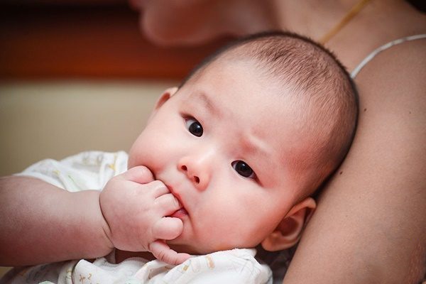 Trẻ thường làm điều này với tay ngày sau dễ thành tài, 2 hành vi cảnh báo bệnh tâm lý - 4