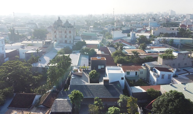 Căn nhà mái ngói đen độc đáo kết nối ba thế hệ ở Thành phố Hồ Chí Minh - 1