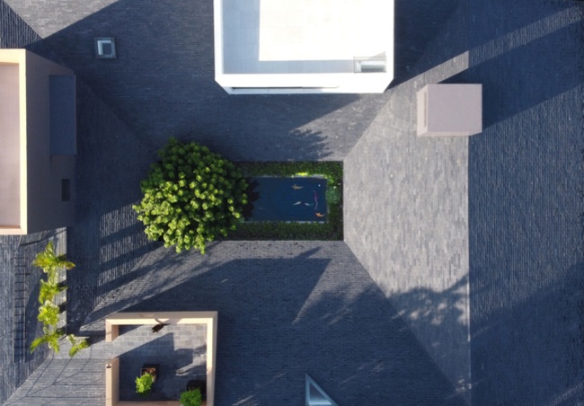 Căn nhà mái ngói đen độc đáo kết nối ba thế hệ ở Thành phố Hồ Chí Minh - 10