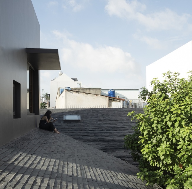 Căn nhà mái ngói đen độc đáo kết nối ba thế hệ ở Thành phố Hồ Chí Minh - 17