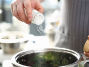 Làm mẹ - Vì sao món ăn dặm của trẻ dưới 1 tuổi không cần nêm thêm muối?