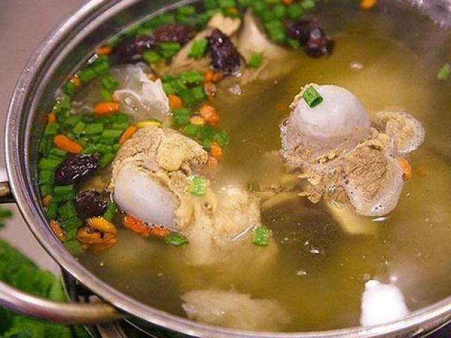 Ăn nước canh xương, canh gà hay canh cá tốt hơn? Nhiều người đã ăn sai canh suốt nhiều năm