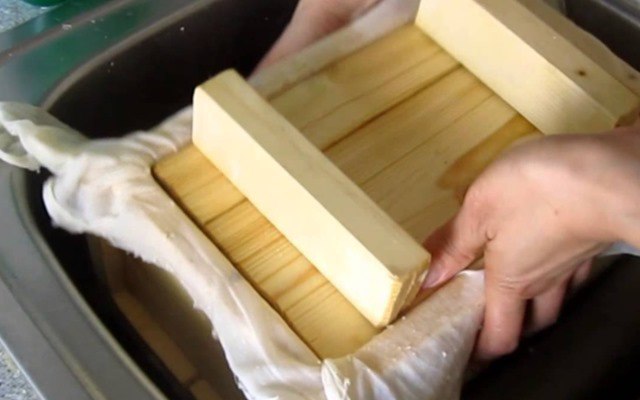 Ép đậu hũ thành khối