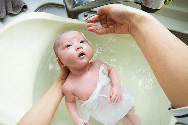 Cách tắm cho trẻ sơ sinh đúng cách và 12 sai lầm cần tránh - 5