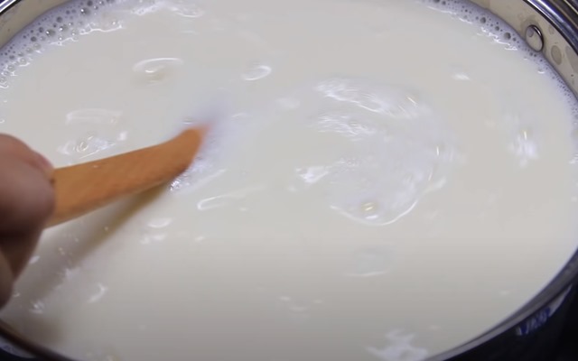 Cho nước đậu nành vào nồi đun rồi khuấy đều