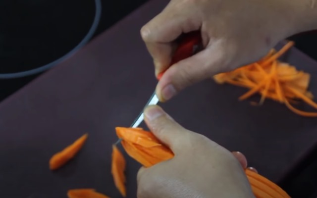 Cách tỉa hoa cà rốt đẹp lung linh tô điểm cho món ăn hấp dẫn - 8