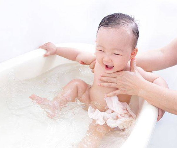 Cách tắm cho trẻ sơ sinh đúng cách và 12 sai lầm cần tránh - 3