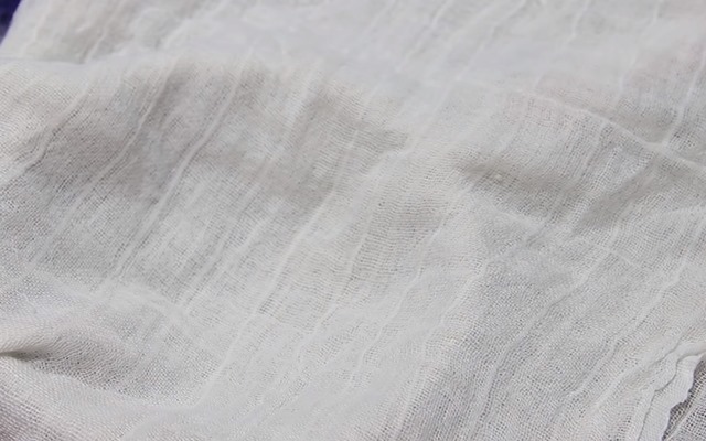 Phủ vải mùng lên chậu để lọc lấy nước sữa