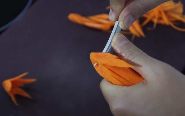 Cách tỉa hoa cà rốt đẹp lung linh tô điểm cho món ăn hấp dẫn - 9