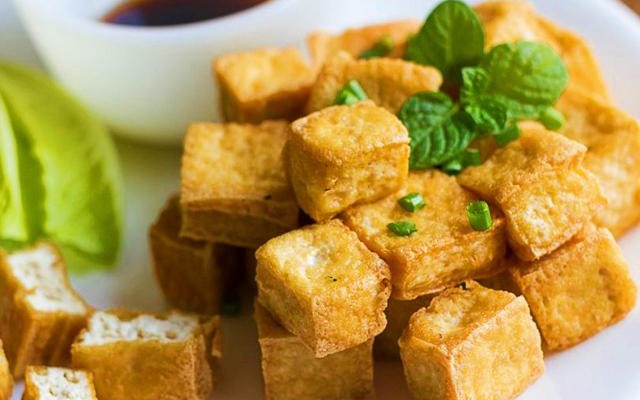 Đậu rán thơm ngon vàng ruộm hấp dẫn