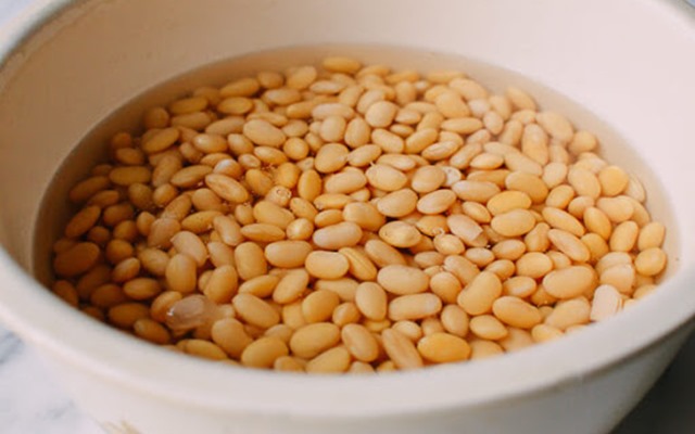 Ngâm đậu nành với nước lạnh