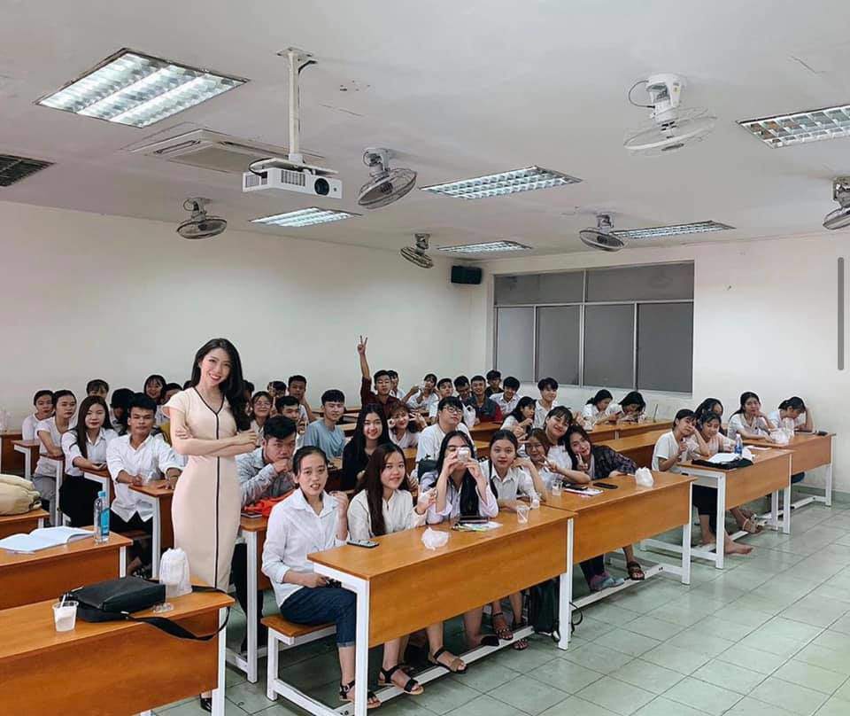 Nữ giảng viên đại học nổi như cồn, mỗi ngày đi dạy đều lên đồ chất như người mẫu - 4