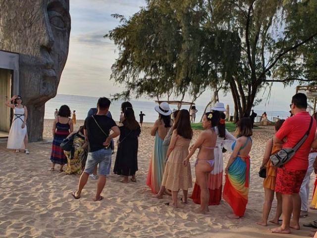 Choáng với cảnh xếp hàng chờ chụp ảnh tại địa điểm hot nhất Phú Quốc!