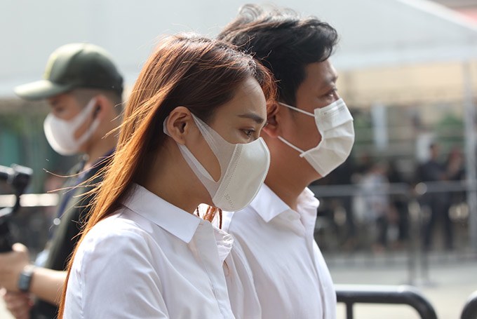 Lễ viếng NS Chí Tài: Hoài Linh bình tĩnh lo hậu sự, Nhã Phương lau nước mắt cho Trường Giang - 10