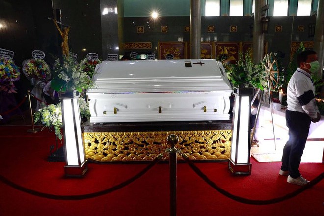 Lễ viếng NS Chí Tài: Hoài Linh bình tĩnh lo hậu sự, Nhã Phương lau nước mắt cho Trường Giang - 6