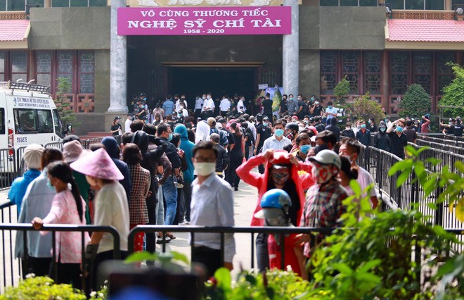 Nghẹn lòng nghe câu nói của Hoài Linh trong tang lễ Chí Tài: amp;#34;Giờ chẳng ai cô độc hơn tôiamp;#34; - 6