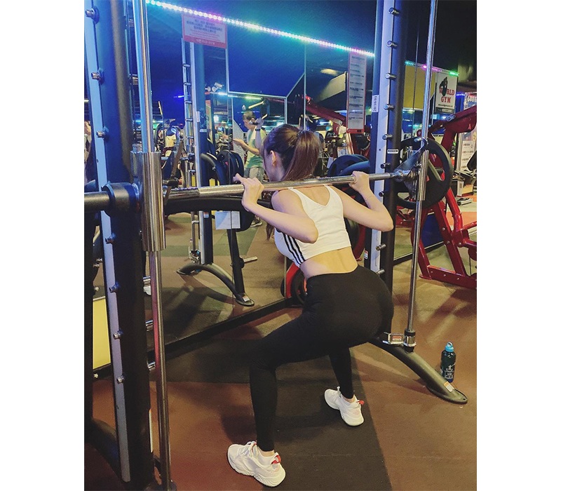 Những buổi tập gym giúp Abby "tạm biệt" mỡ thừa, có được thân hình săn chắc, quyến rũ. Bên cạnh những bài tập với máy như chạy bộ, đạp xe, nàng hot girl còn tập thêm các bài với tạ để tăng cường hiệu quả cải thiện vóc dáng.
