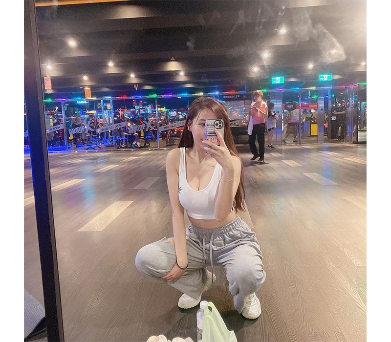 Nhờ tập gym đều đặn mà vóc dáng của cô nàng luôn ở mức cân đối. Bởi vậy mới nói, muốn duy trì cân nặng và số đo ba vòng, các cô gái nhất định nên xây dựng thói quen tập luyện thể thao đều đặn.
