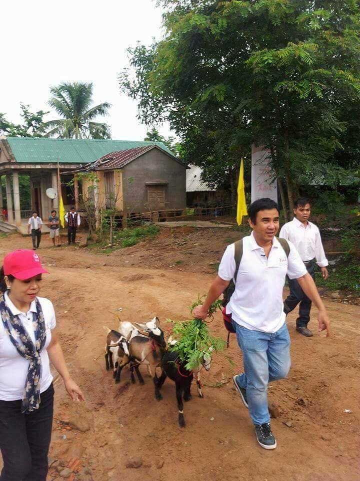 Quyền Linh hiếm hoi đeo túi hiệu làm điệu phong cách, biết lí do đằng sau CĐM tấm tắc khen - 12