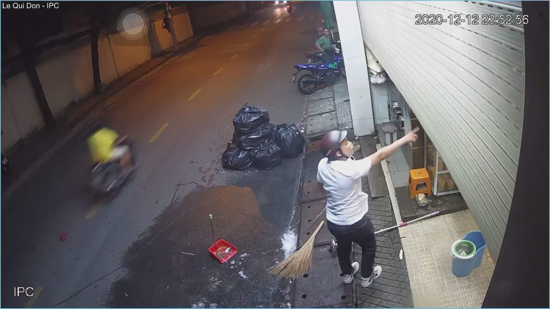 Tiết lộ bất ngờ về gã thanh niên đánh bạn gái giữa đường, dọa chém người can ngăn ở TP.HCM - 2