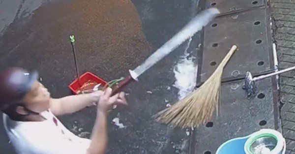 Tiết lộ bất ngờ về gã thanh niên đánh bạn gái giữa đường, dọa chém người can ngăn ở TP.HCM - 1