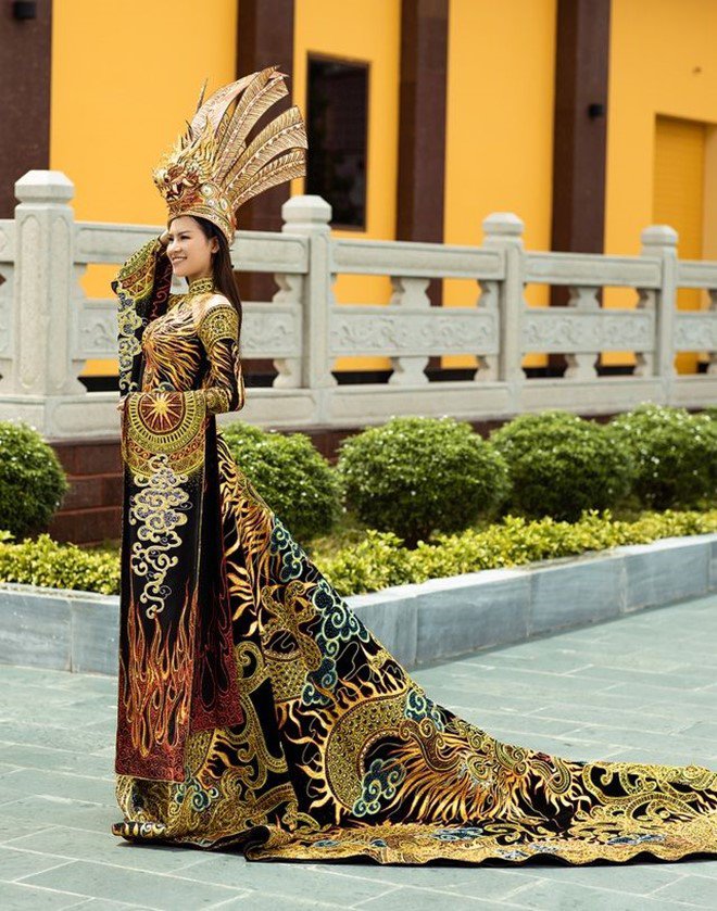 Bố mẹ Thái Thị Hoa mổ gà, mời 100 khách ăn tiệc sau Hoa hậu Trái Đất - 2