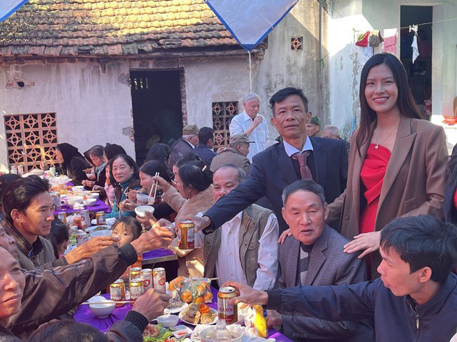 Bố mẹ Thái Thị Hoa mổ gà, mời 100 khách ăn tiệc sau Hoa hậu Trái Đất - 5